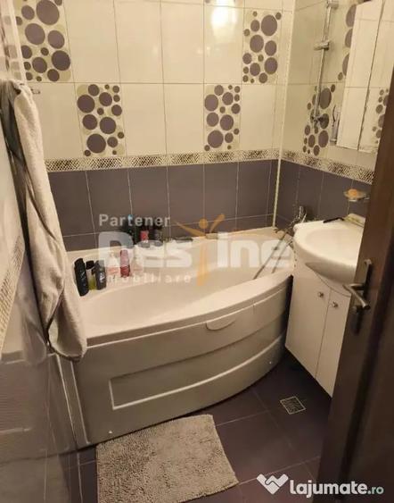 Apartament cu 3 camere decomandat în Dâmbovița