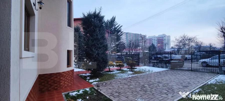 Casă cu 7 camere cu Teren 1178 Mp în Central