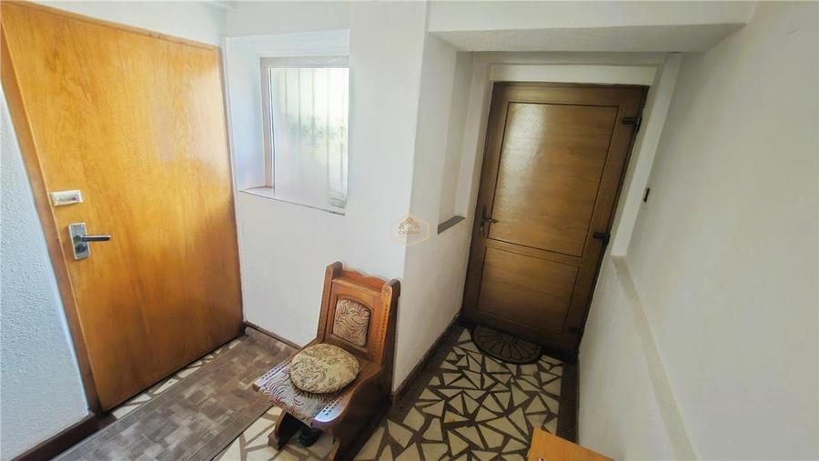 Casă individuală cu 7 camere cu Canalizare în Central