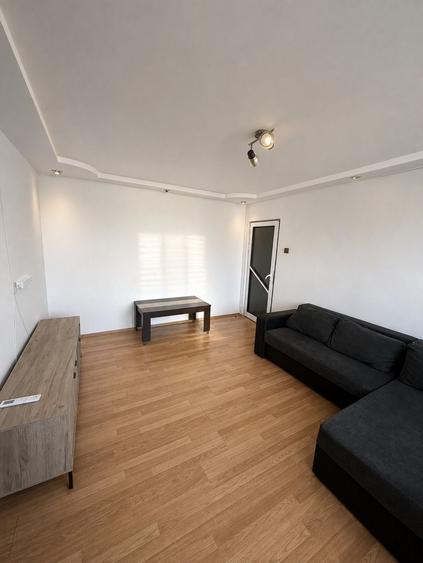 Apartament cu 3 camere semidecomandat în 9 Mai