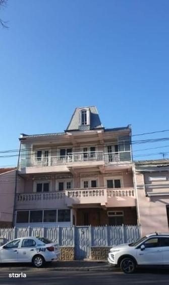 Casă cu 7 camere cu Teren 169 Mp în Central