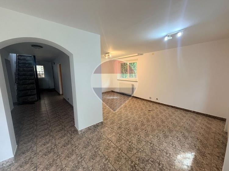 Casă individuală cu 6 camere cu Piscina în Leamna de Sus