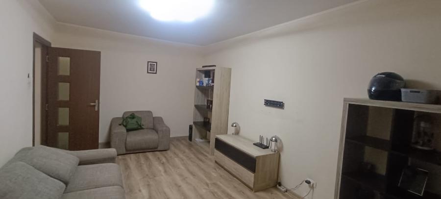 Apartament cu 3 camere decomandat în Drumul Taberei