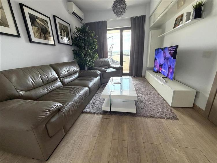 Apartament cu 3 camere decomandat în Nicolina