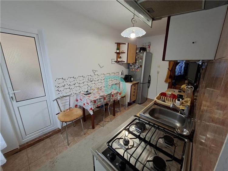 Apartament cu 3 camere semidecomandat în Florilor