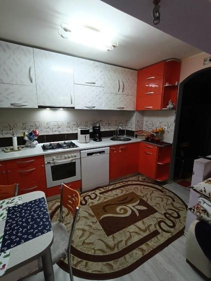 Apartament cu 3 camere decomandat, mobilat în Florești