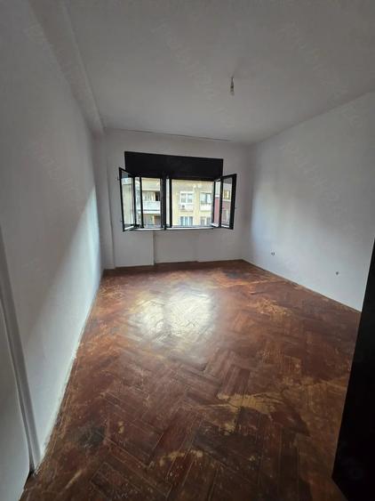 Apartament cu 3 camere decomandat în Calea Victoriei
