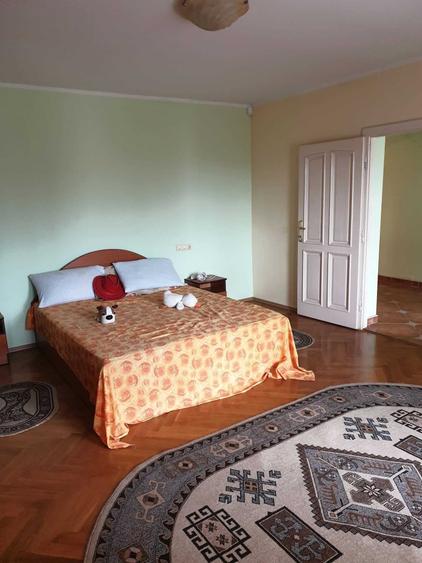 Casă cu 4 camere decomandat în Central
