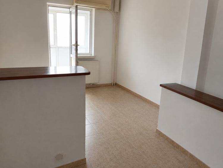 Apartament cu 3 camere decomandat în Rovine