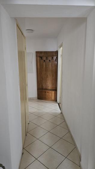 Apartament cu 3 camere semidecomandat în Tineretului