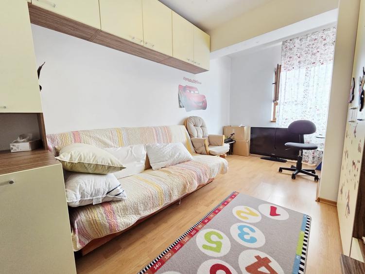 Apartament cu 3 camere decomandat în Ultimul leu
