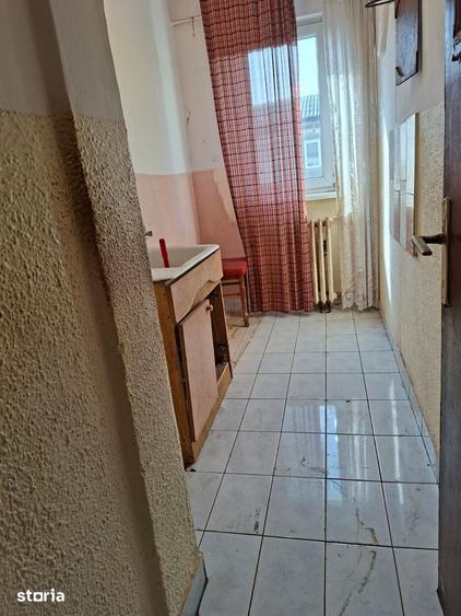 Apartament cu 3 camere semidecomandat în Central