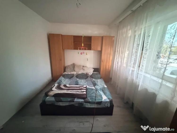 Apartament cu 2 camere semidecomandat în Craiovița Nouă