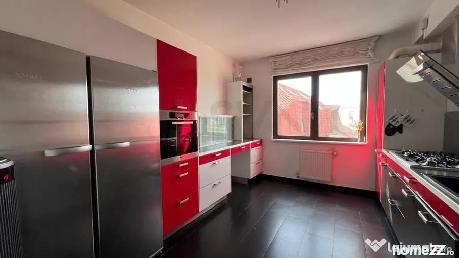 Apartament cu 6 camere decomandat în Sisești