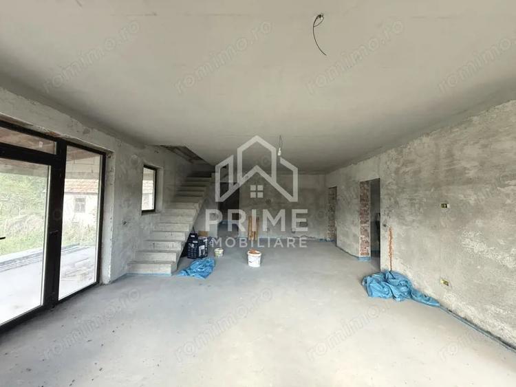Casă cu 5 camere cu Teren 1800 Mp în Stremț
