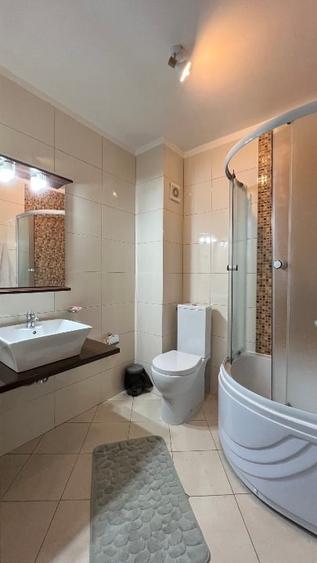 Apartament cu 3 camere semidecomandat, mobilat în Sud