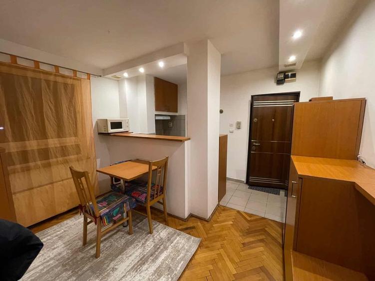 Garsonieră decomandată în Central