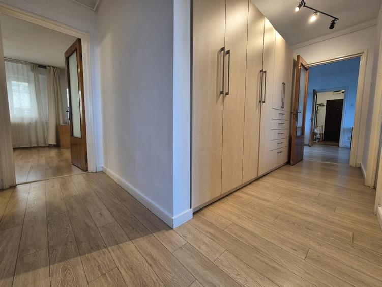 Apartament cu 4 camere semidecomandat, mobilat în Pantelimon
