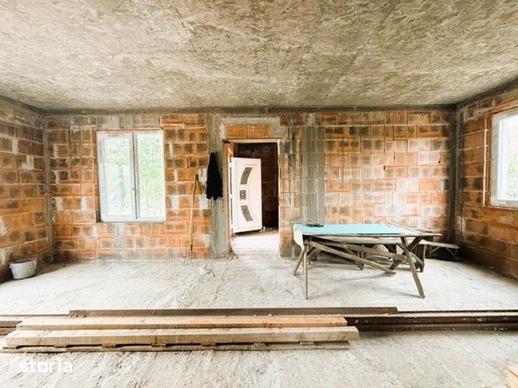 Casă cu 5 camere cu Teren 576 Mp în Cârlogani