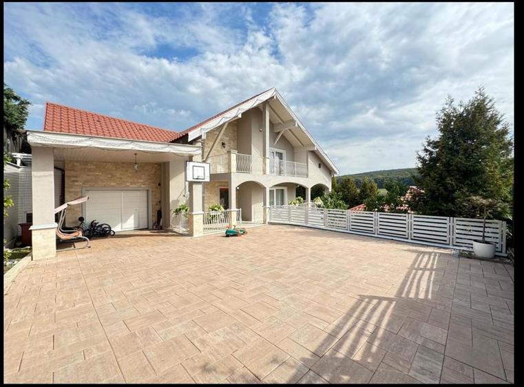 Casă individuală cu 6 camere cu Canalizare în Livezeni