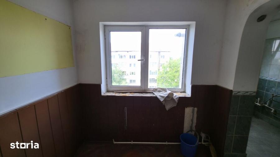 Apartament cu 4 camere semidecomandat în Corabia