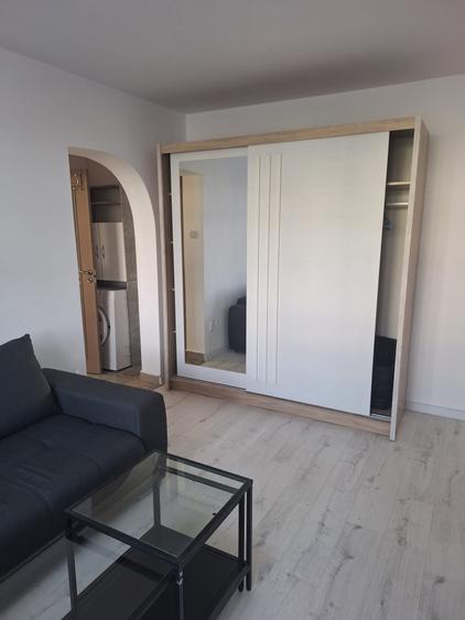 Apartament cu 2 camere semidecomandat în Berceni