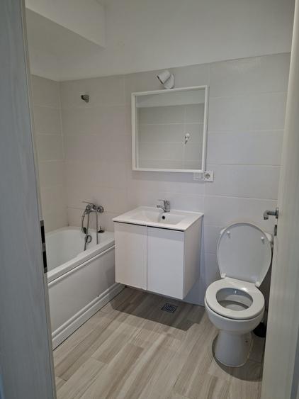 Apartament cu 3 camere decomandat în Titan