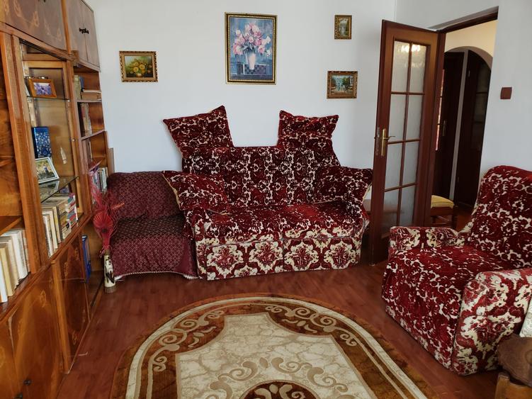 Apartament cu 3 camere decomandat, mobilat în Poarta 6
