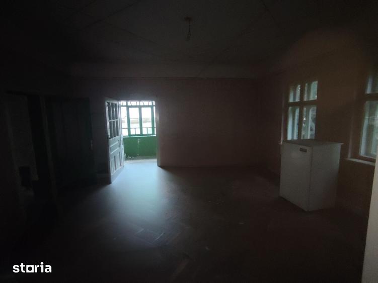 Casă cu 6 camere cu Teren 4800 Mp în Bârzava