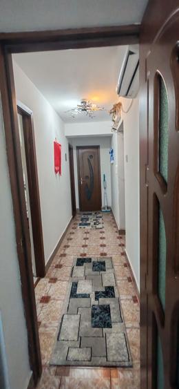Apartament cu 3 camere decomandat în Cet