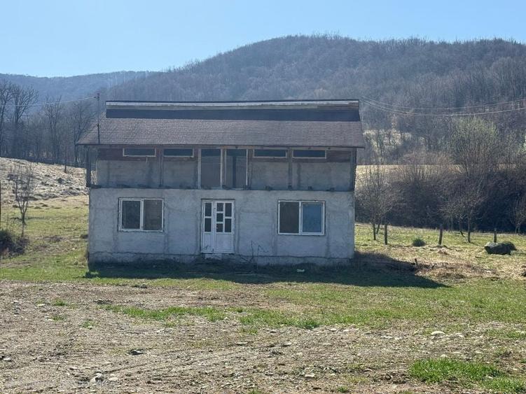 Casă cu 4 camere în Chitid