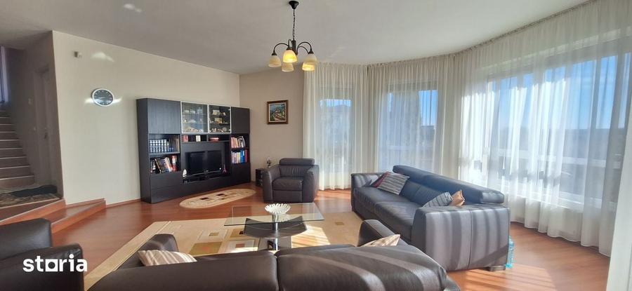 Casă cu 5 camere cu Teren 3100 Mp în Sud