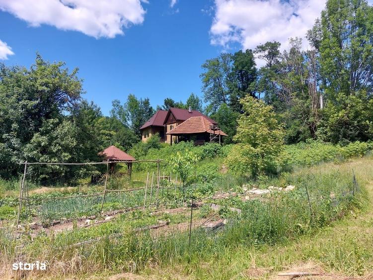 Casă cu 4 camere în Băița