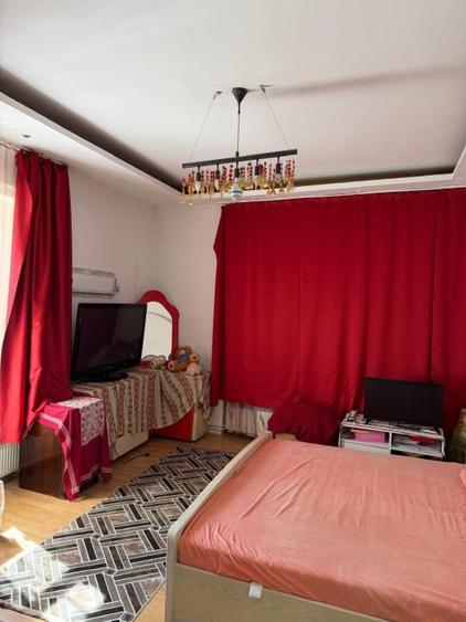 Casă individuală cu 6 camere cu Canalizare în Central