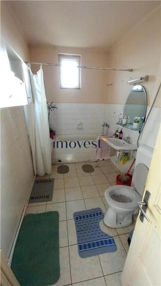 Apartament cu 3 camere semidecomandat în 14 Mai