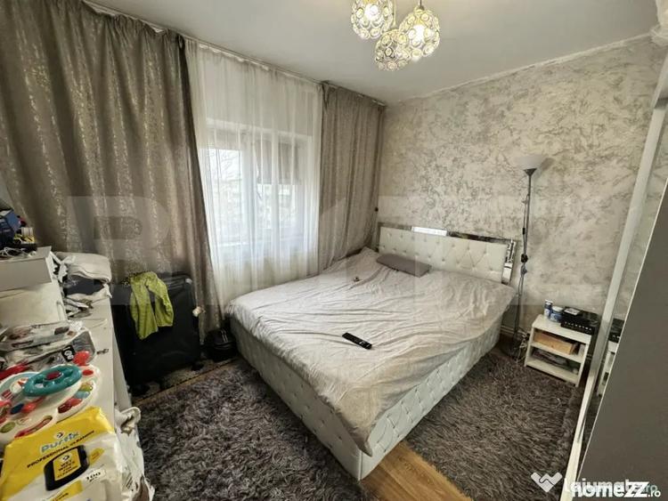 Apartament cu 4 camere decomandat în Craiovița Nouă