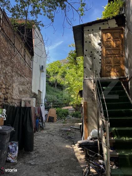 Casă cu 4 camere în Bucești