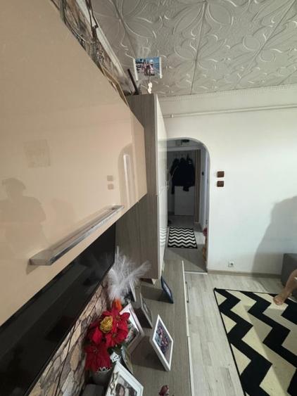 Apartament cu 4 camere semidecomandat în Craiovița Nouă