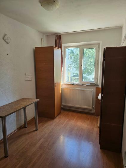 Apartament cu 3 camere semidecomandat în Km 4-5