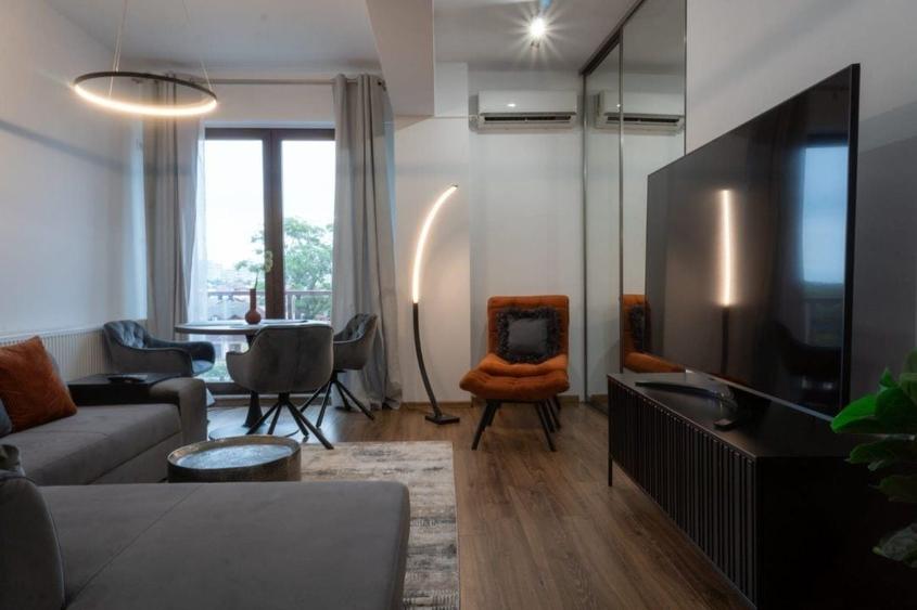 Apartament cu 2 camere semidecomandat, mobilat în Victoriei