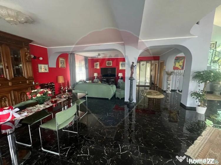 Casă cu 7 camere cu Teren 983 Mp în Garoafa
