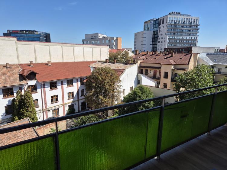 Apartament cu 3 camere semidecomandat în Central