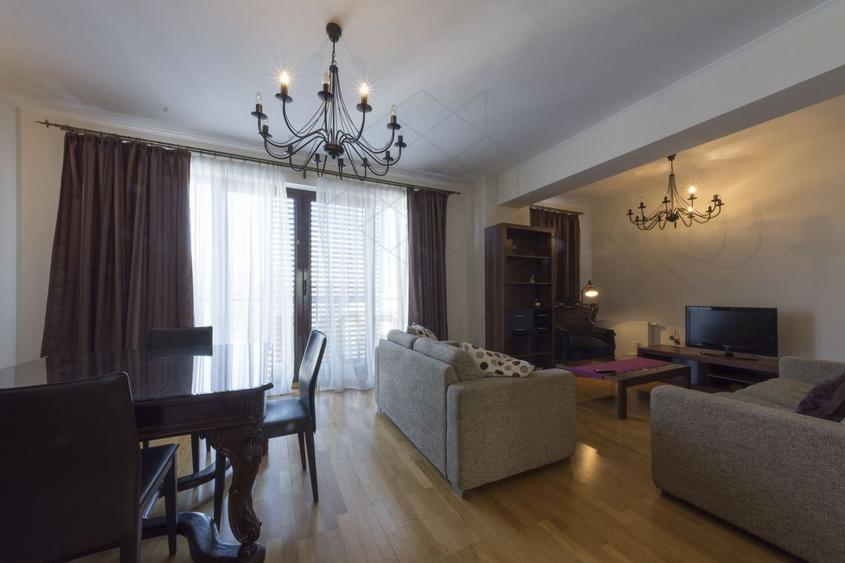 Apartament cu 3 camere decomandat, mobilat în P-ța Victoriei