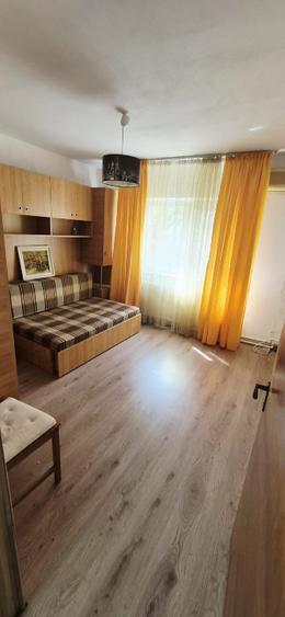 Apartament cu 3 camere decomandat în Drumul Sării