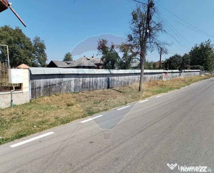 Casă cu 4 camere cu Teren 3370 Mp în Central