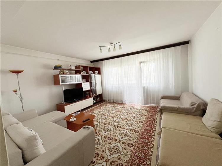 Apartament cu 3 camere decomandat, mobilat în Astra