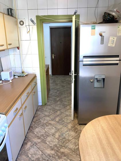 Apartament cu 4 camere decomandat în Victoriei