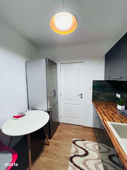 Apartament cu 3 camere semidecomandat, mobilat în Central