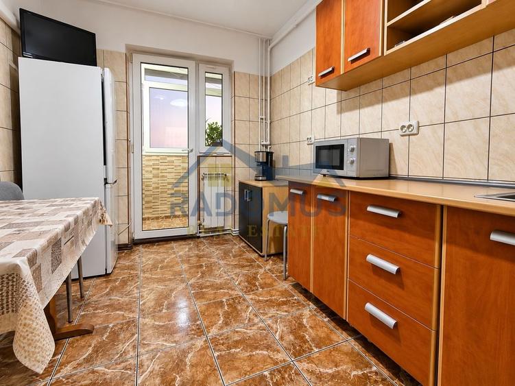 Apartament cu 3 camere decomandat, mobilat în P-ța Mihai Viteazu