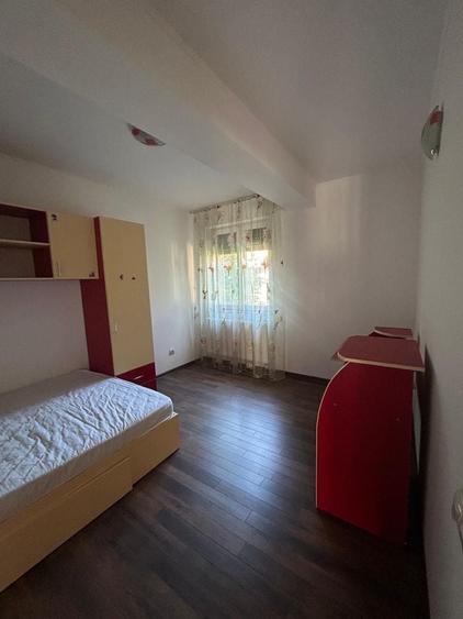 Apartament cu 3 camere decomandat în Bujoreni